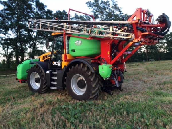 Pulvérisateur embarqué sur JCB fastrac